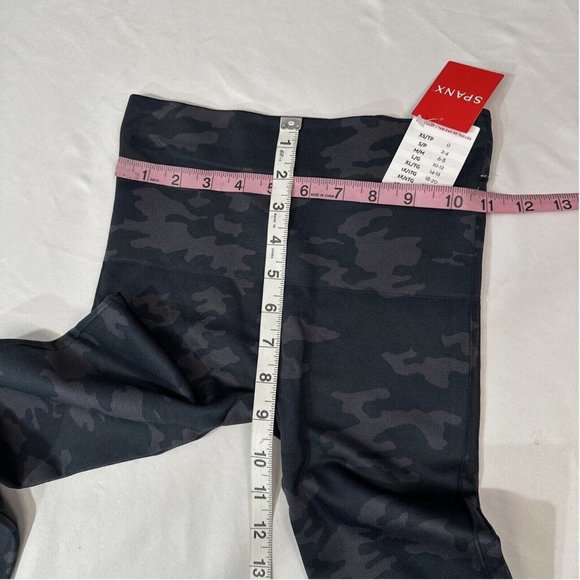 NWT $68 Spanx [ XS Medium ] Look At Me Now Seamless Leggings Black‎ Camo - Picture 13 of 13